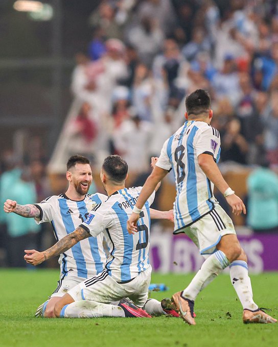 Messi has won all three top football honors: the World Cup, the Ballon d 'Or and the Champions League[WEIRUSHUI]