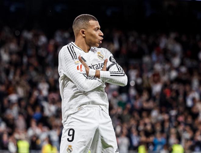 Mbappe scored 27 goals in a single season, surpassing Cristiano Ronaldo. He netted 5 goals in 4 matches against Barcelona. It's not his fault that Real Madrid's performance collapsed  [jiayu] 