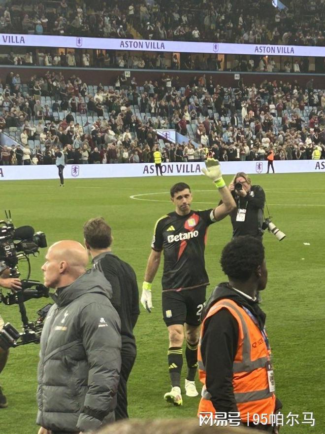 Big Martin's choice: to help out at Manchester United, to lift the trophy at Barcelona or to retire in Saudi Arabia?  [jiayu] 