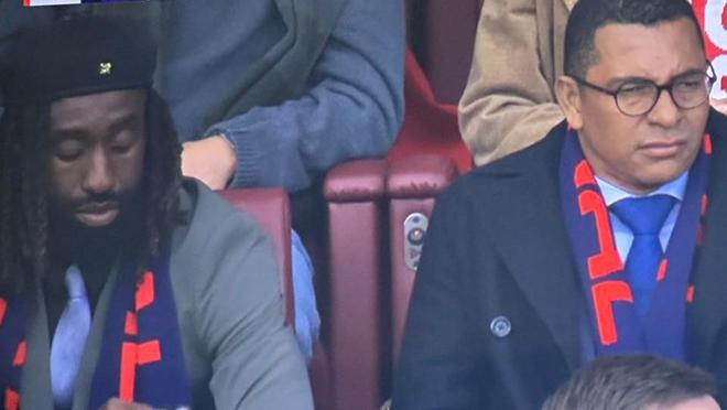 Former Arsenal player Juru appeared in the stands, but was not recognized by the commentator due to a significant change in his hairstyle  [jiayu] 