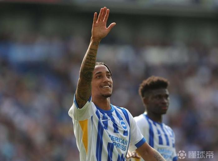 Chelsea and Newcastle are locked in a fierce battle with Brighton. The 23-year-old rising star striker is embroiled in a tug-of-the-war between the top clubs [xueting]