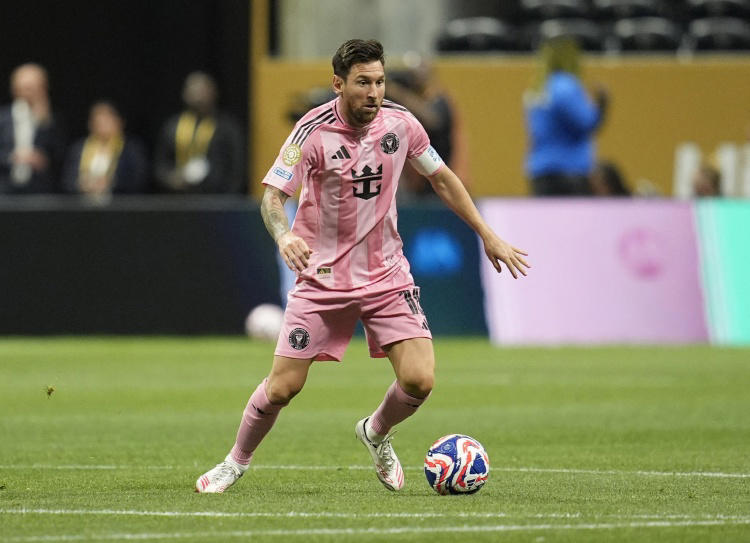 Reporter: Inter Miami denies that Messi is considering leaving the team. The two sides are in talks to extend his contract for at least one year [xueting]