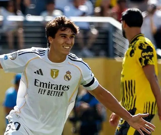 The semi-finals of the Club World Cup! Team 2 is the favorite. The 21-year-old talent of Real Madrid is expected to score and may lead the team to the final