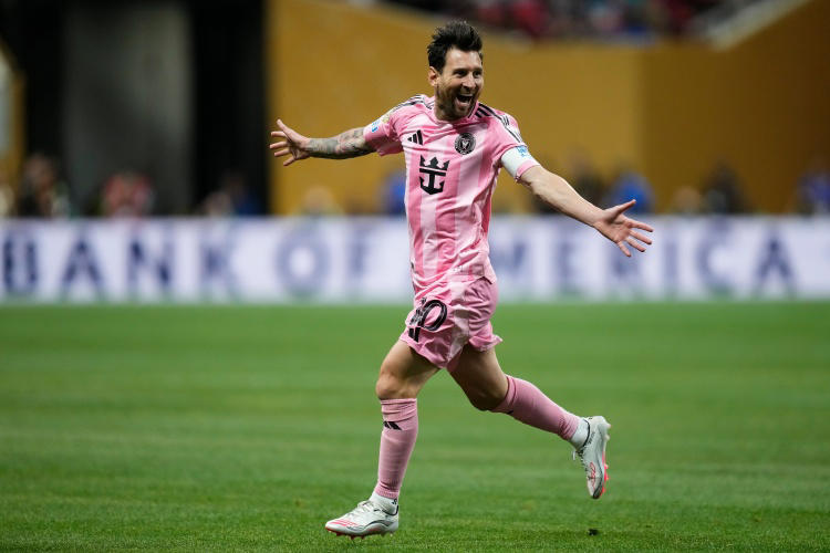 Milestone moment 😍 Messi scored twice in just 10 minutes, and his career total of goals has reached 870! [xueting]