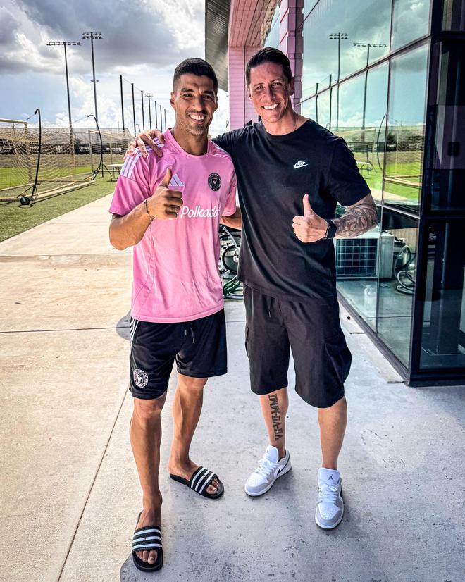 Suárez posted a photo with Torres and captioned it: 