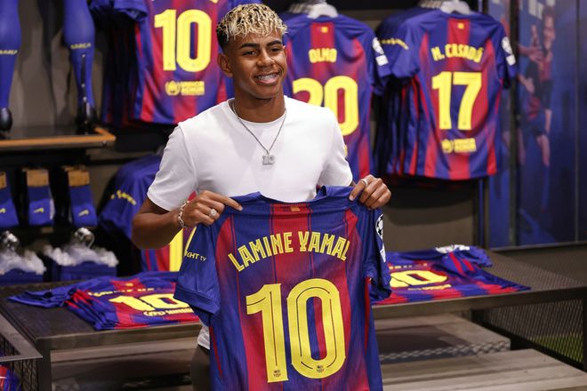 Yamal received Messi's Barcelona 10 jersey. Can he take over Messi's position? | Leo Messi | Pelusito | Barcelona team | Global Football Award | Ronaldinho | Lionel Messi