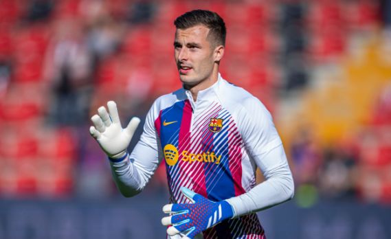 Marca: Barcelona plans to have Pena sort out his future as soon as possible, and there are other options for the third goalkeeper