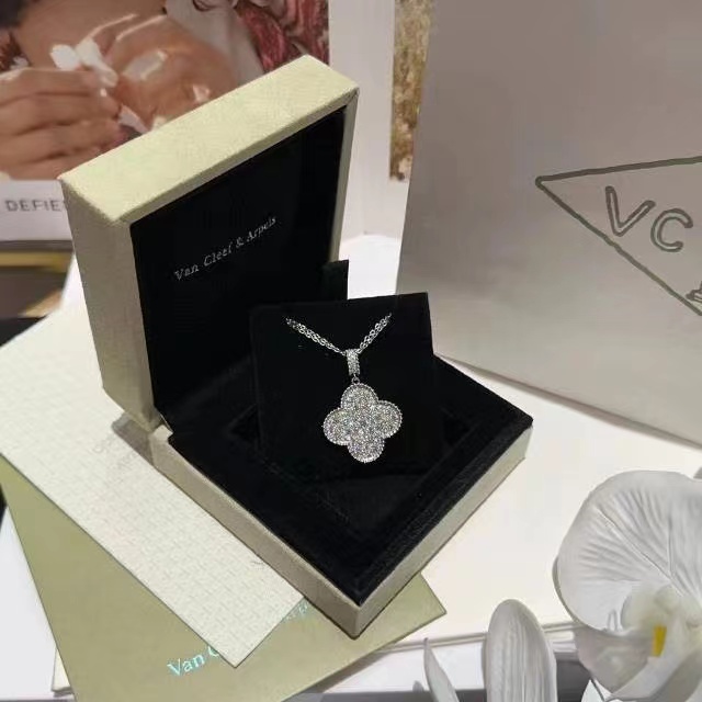 Van Cleef & Arpels pendant necklace