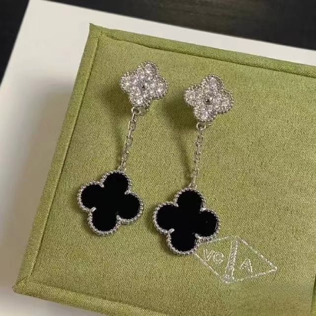 Magic Alhambra earrings, 2 motifs