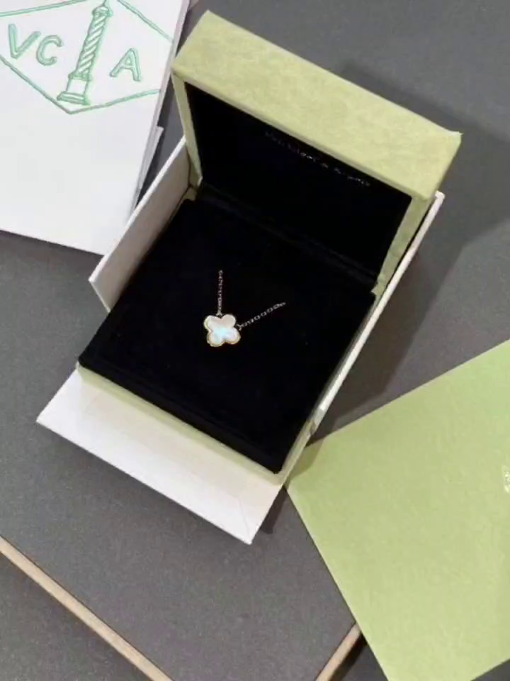 Van Cleef & Arpels  necklace