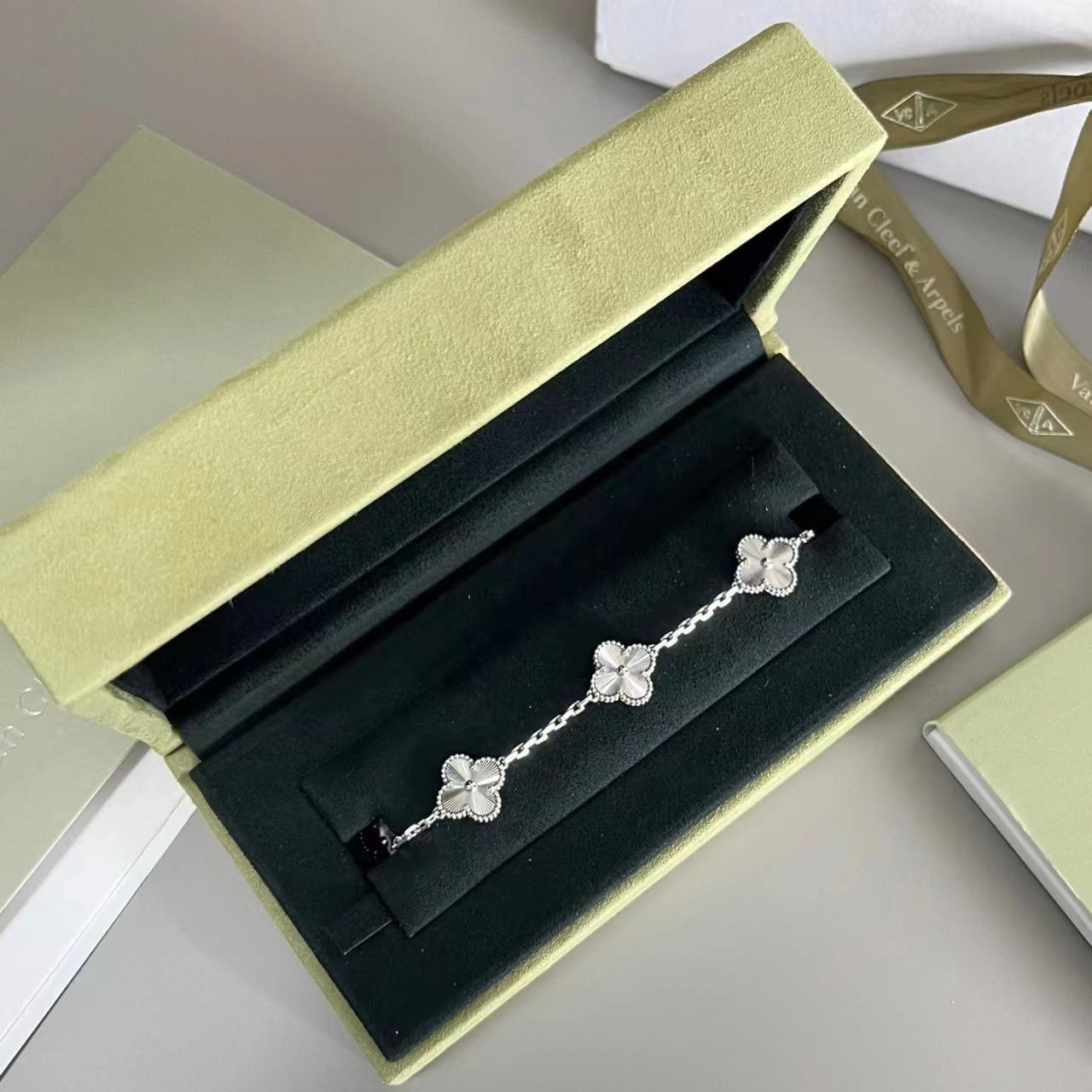 Van Cleef & Arpels Bracelets