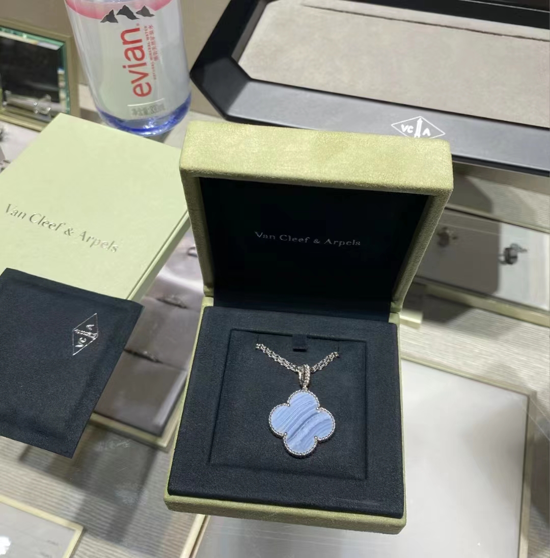 Van Cleef & Arpels pendant necklace