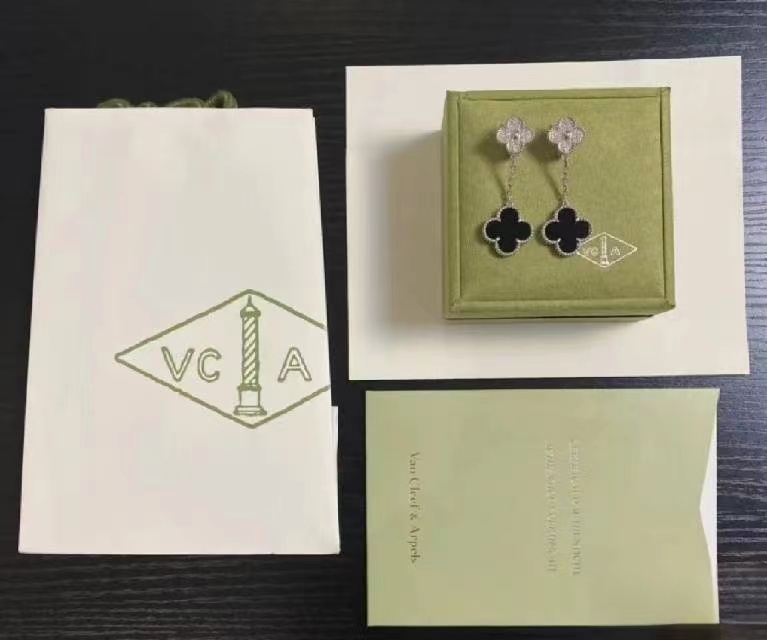 Magic Alhambra earrings, 2 motifs