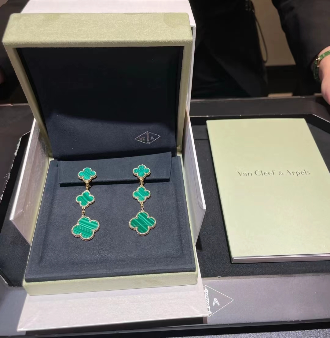 Van cleef &Arpels earrings, 3 motifs