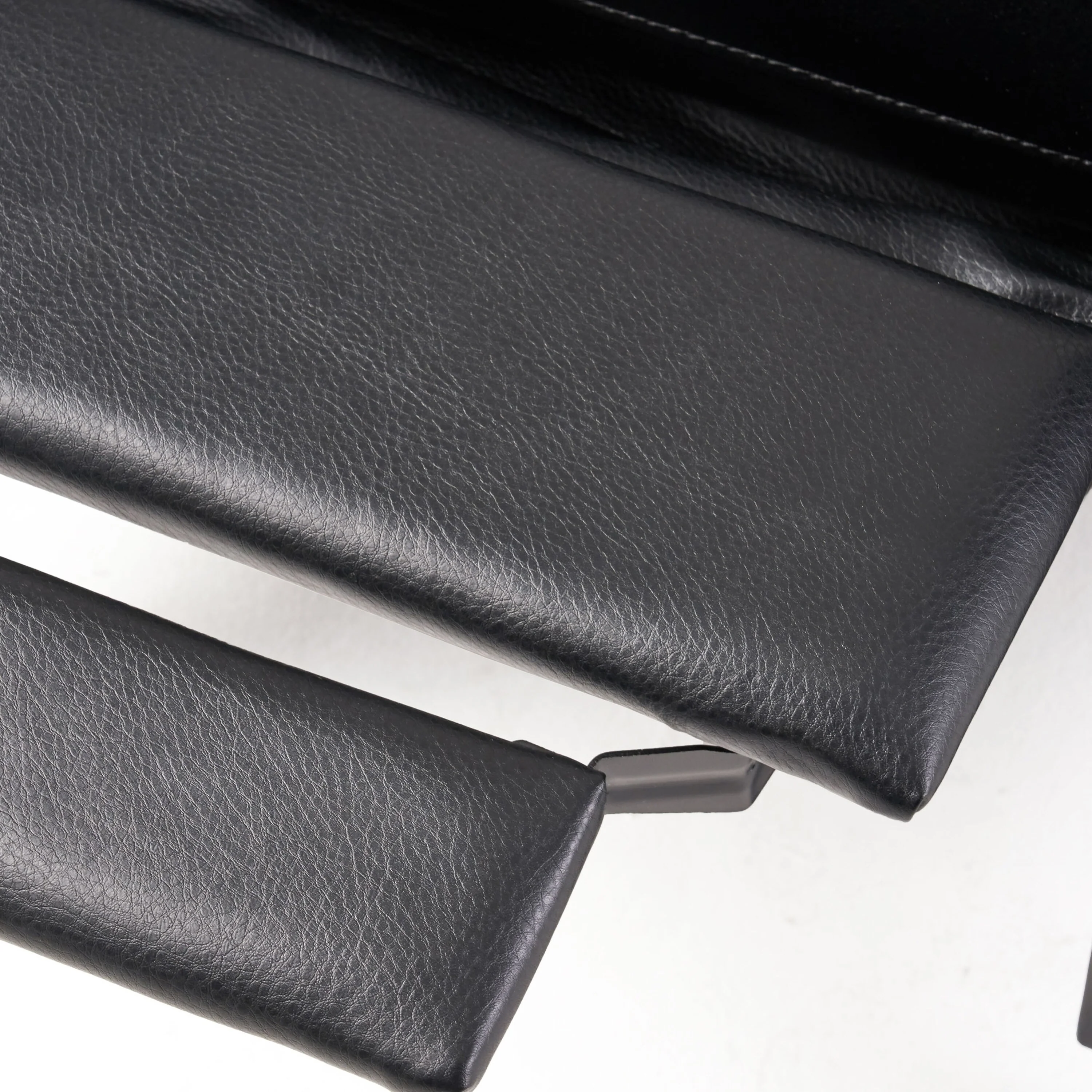 Manual PU Tufted Recliner Chair with Wooden Frame