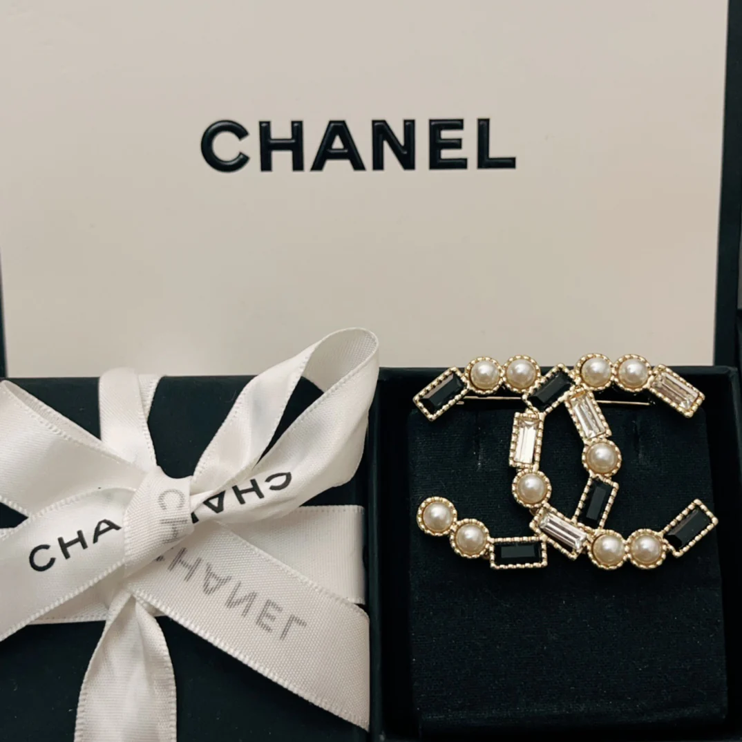 BCB018  White and black CC logo brooch - ccjewelryacc