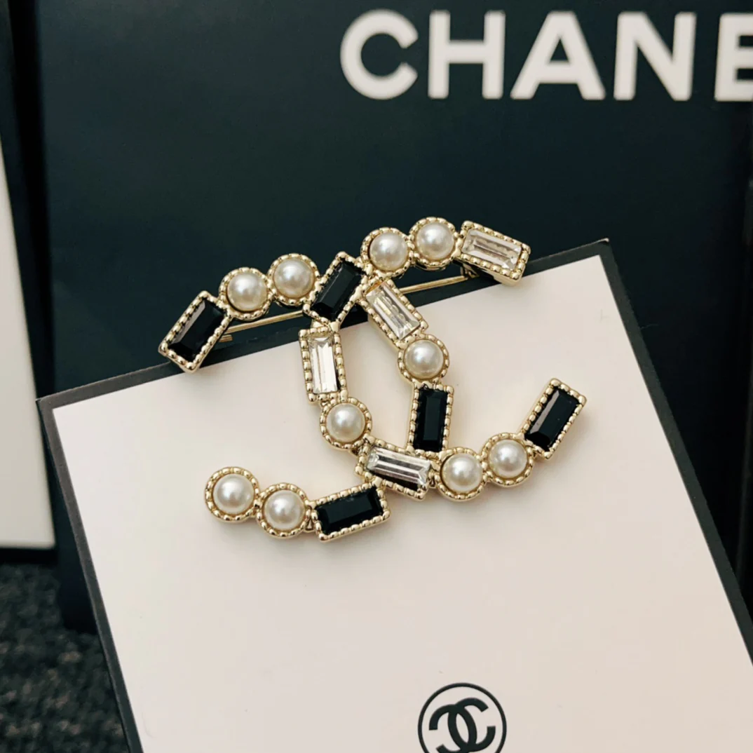 BCB018  White and black CC logo brooch - ccjewelryacc