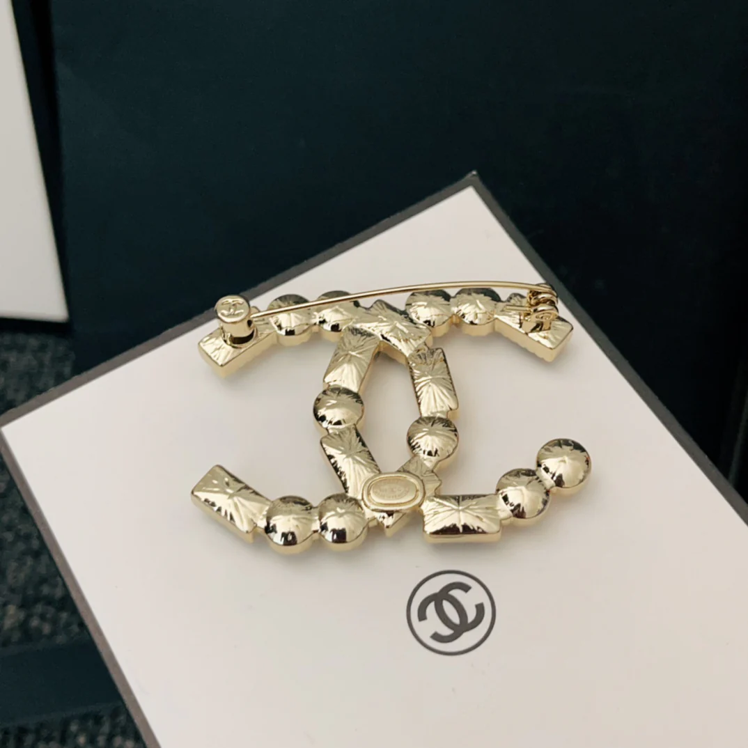 BCB018  White and black CC logo brooch - ccjewelryacc