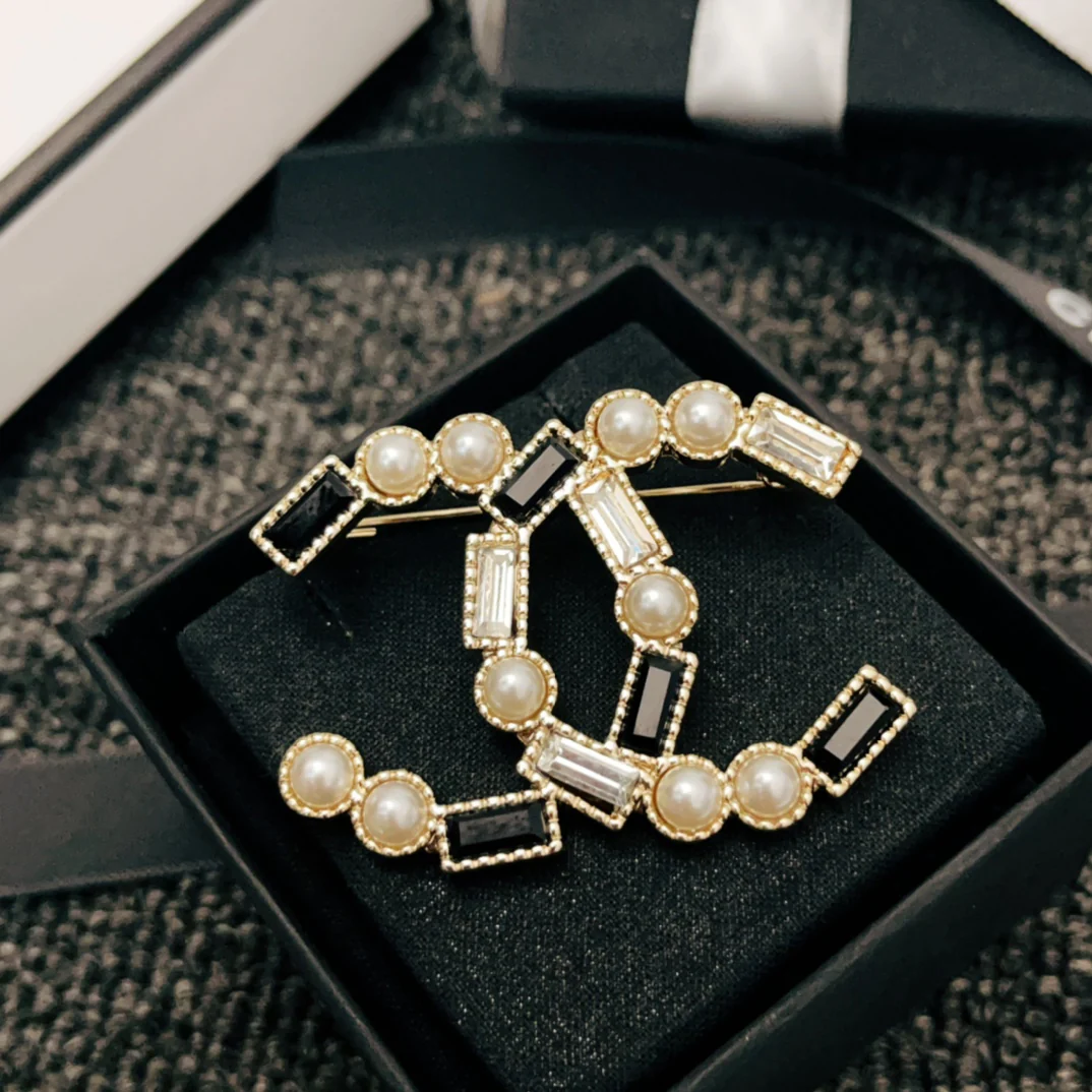 BCB018  White and black CC logo brooch - ccjewelryacc