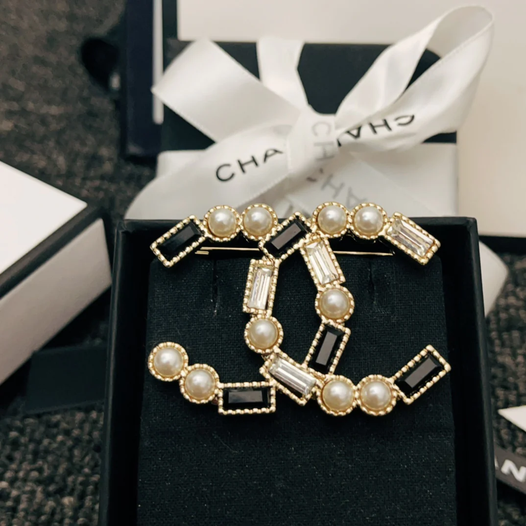 BCB018  White and black CC logo brooch - ccjewelryacc