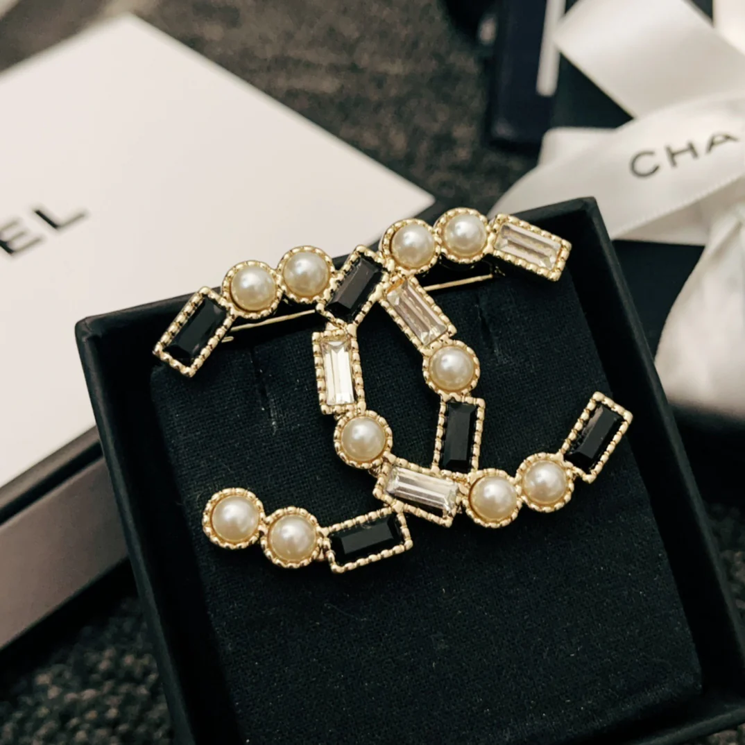 BCB018  White and black CC logo brooch - ccjewelryacc