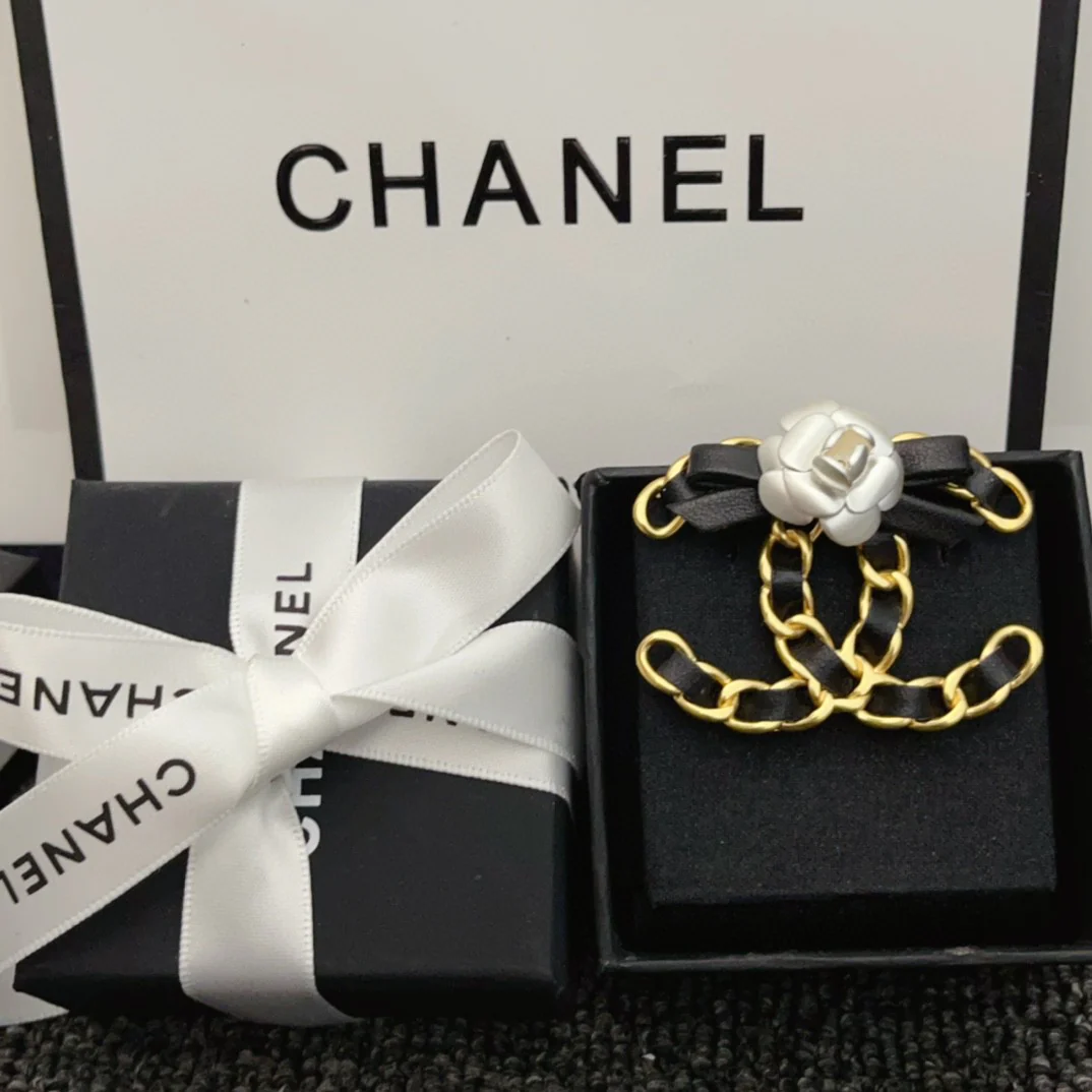 BCB034 Metal leater camellia CC logo brooch pin - ccjewelryacc