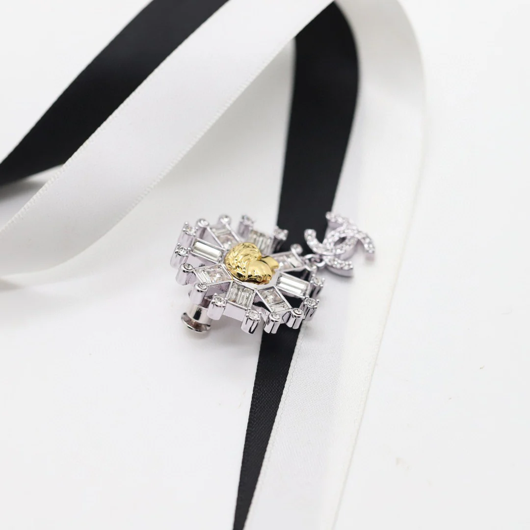 BCB275 White Gold rhinestone snowflake with gold coco  Lady head dropping Crystal cc logo brooch pin - ccjewelryacc