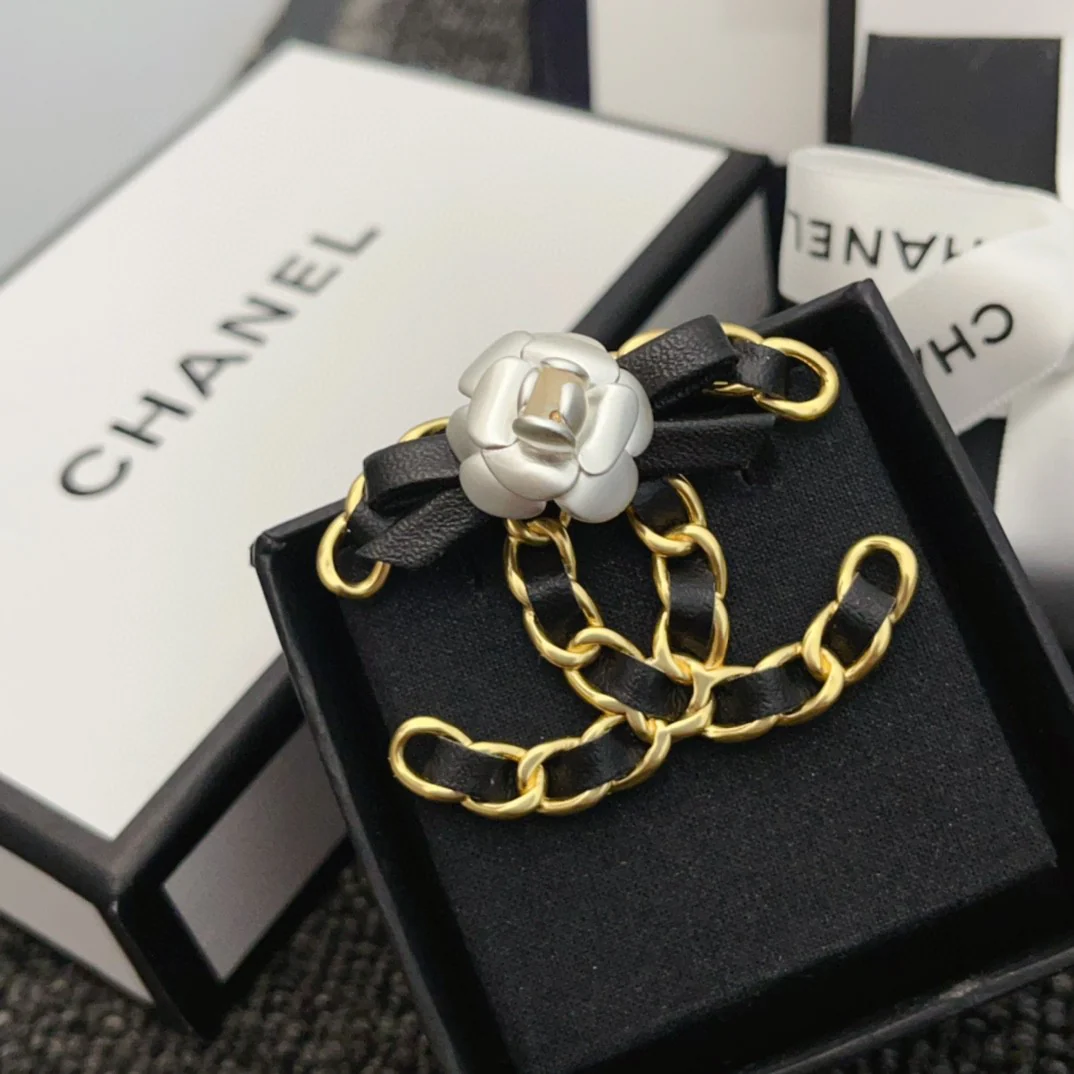 BCB034 Metal leater camellia CC logo brooch pin - ccjewelryacc