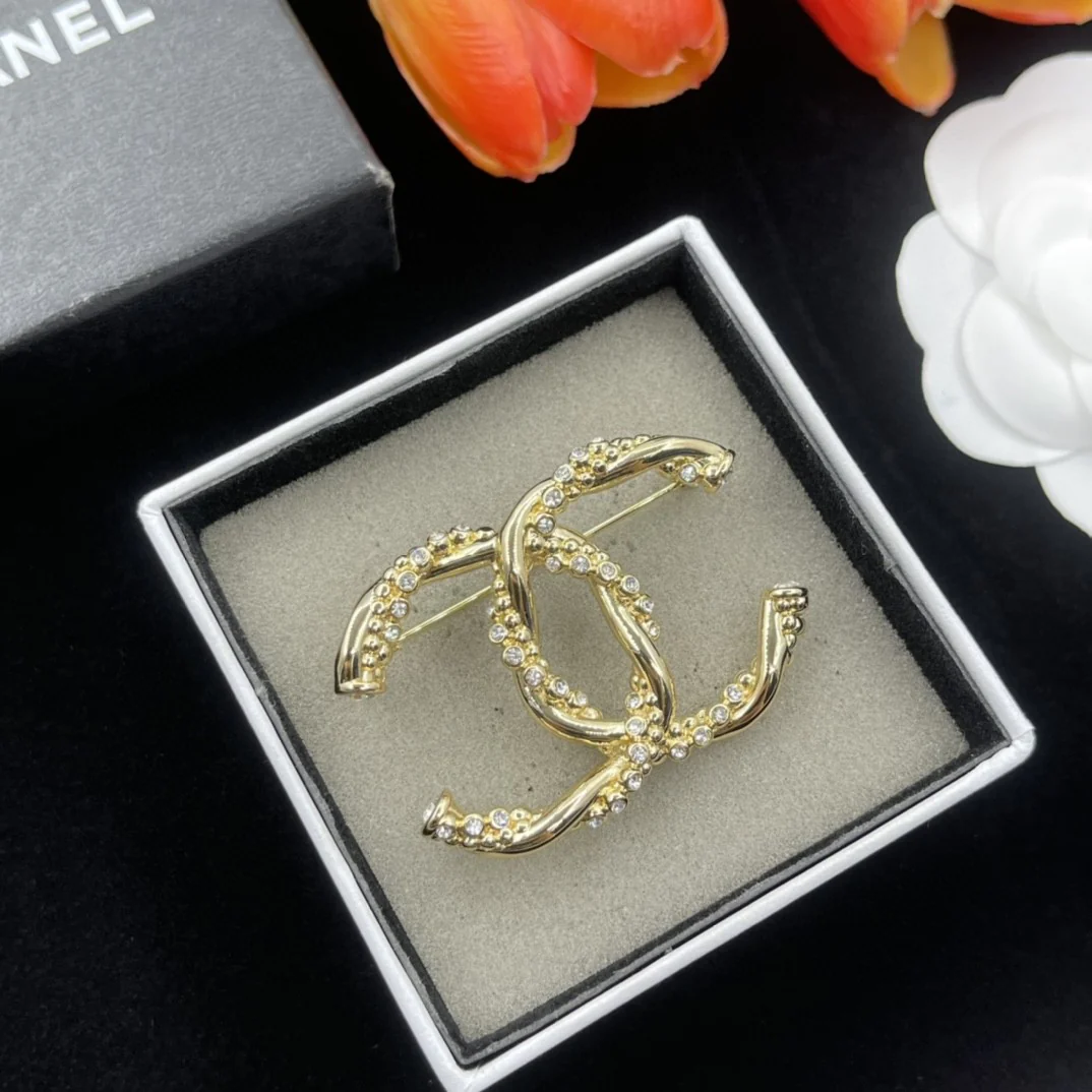 BCB056 Twist metal crystal CC logo brooch - ccjewelryacc