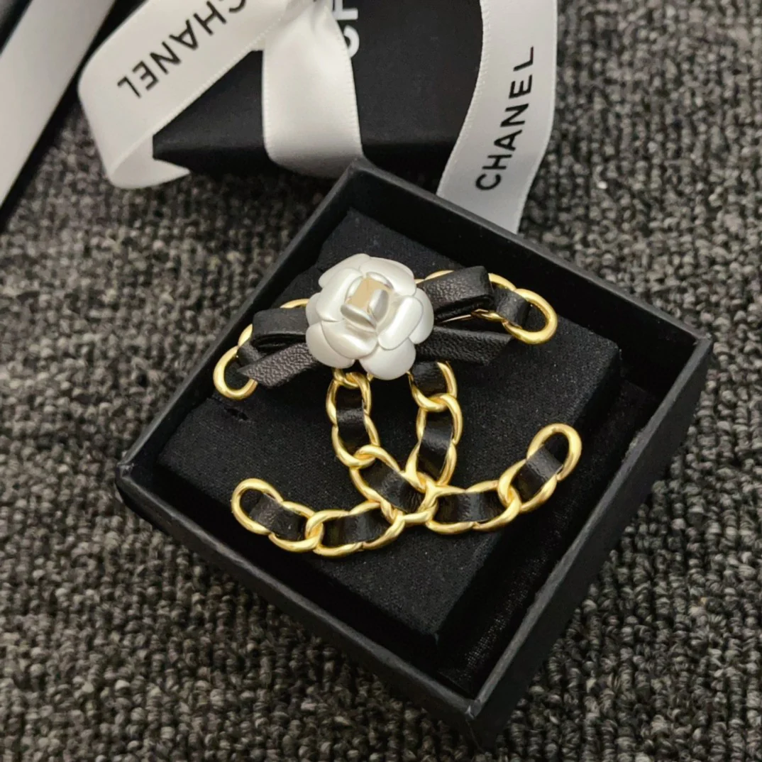 BCB034 Metal leater camellia CC logo brooch pin - ccjewelryacc