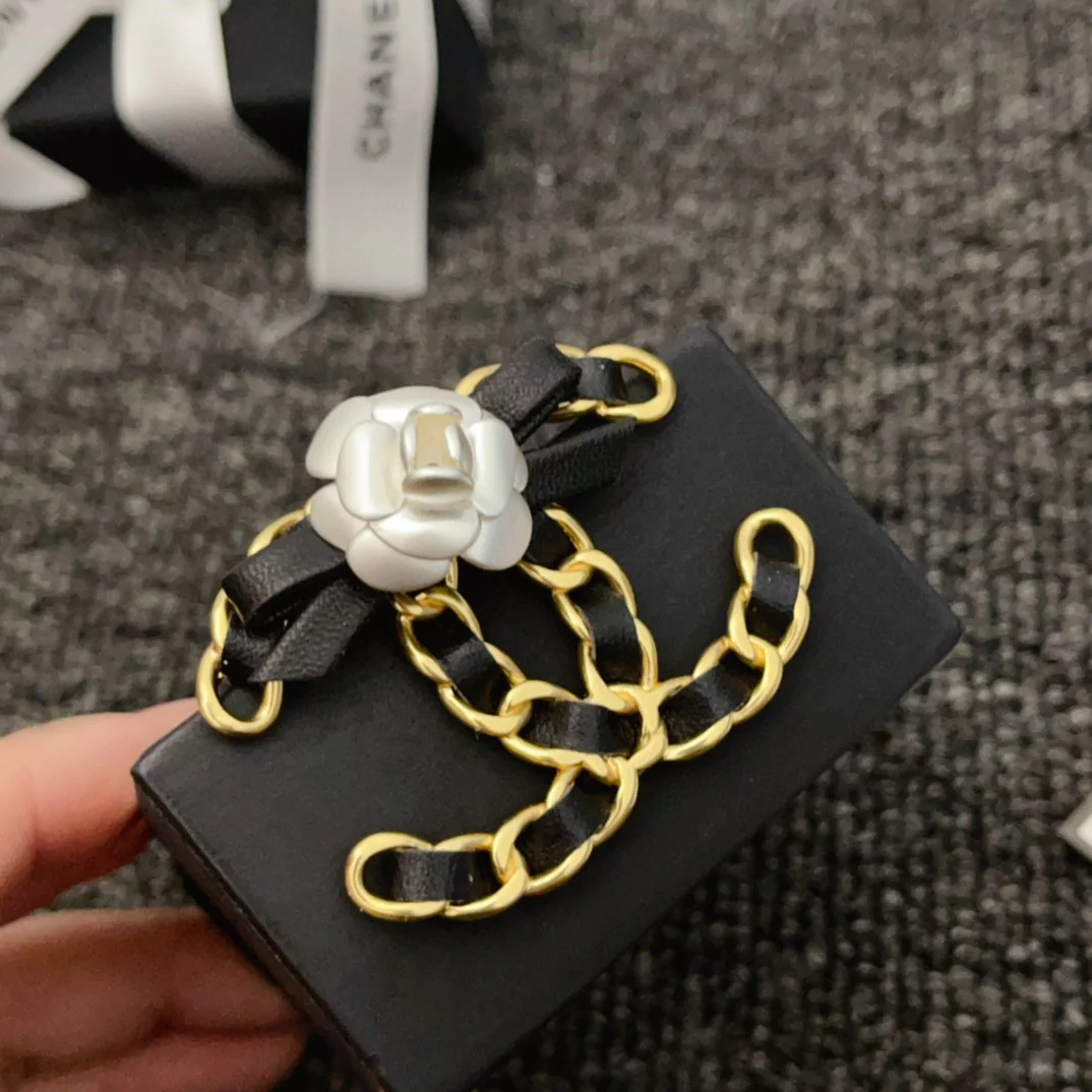 BCB034 Metal leater camellia CC logo brooch pin - ccjewelryacc