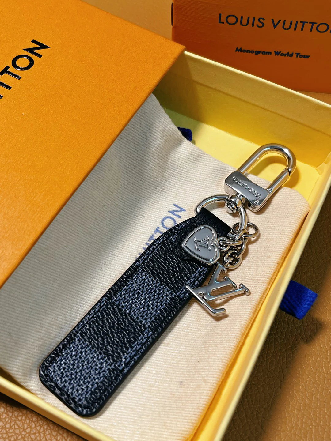 LVK102 Luxury designer Chromatic Keychain - ccjewelryacc