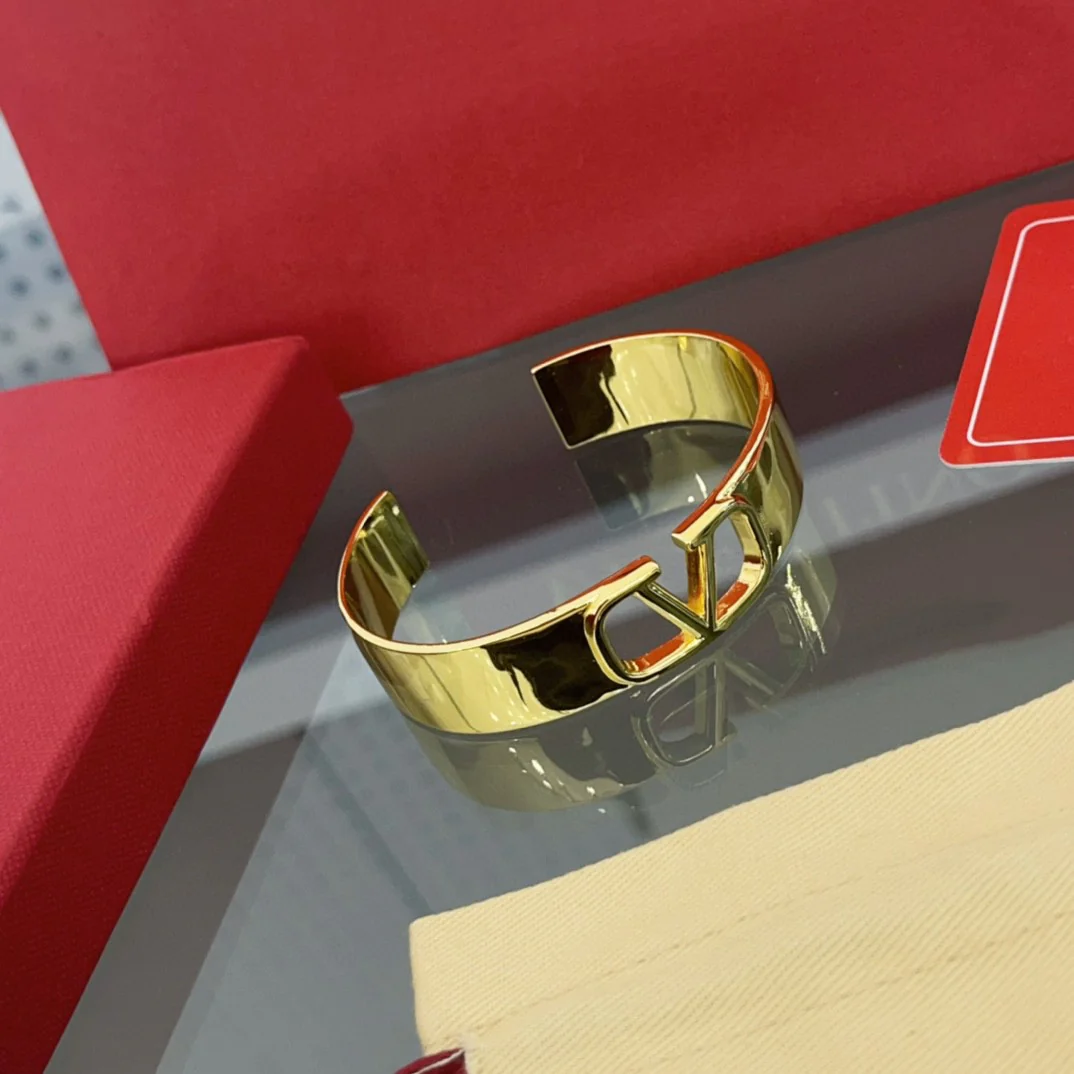 VTS002 Metal V logo bangle bracelet - ccjewelryacc