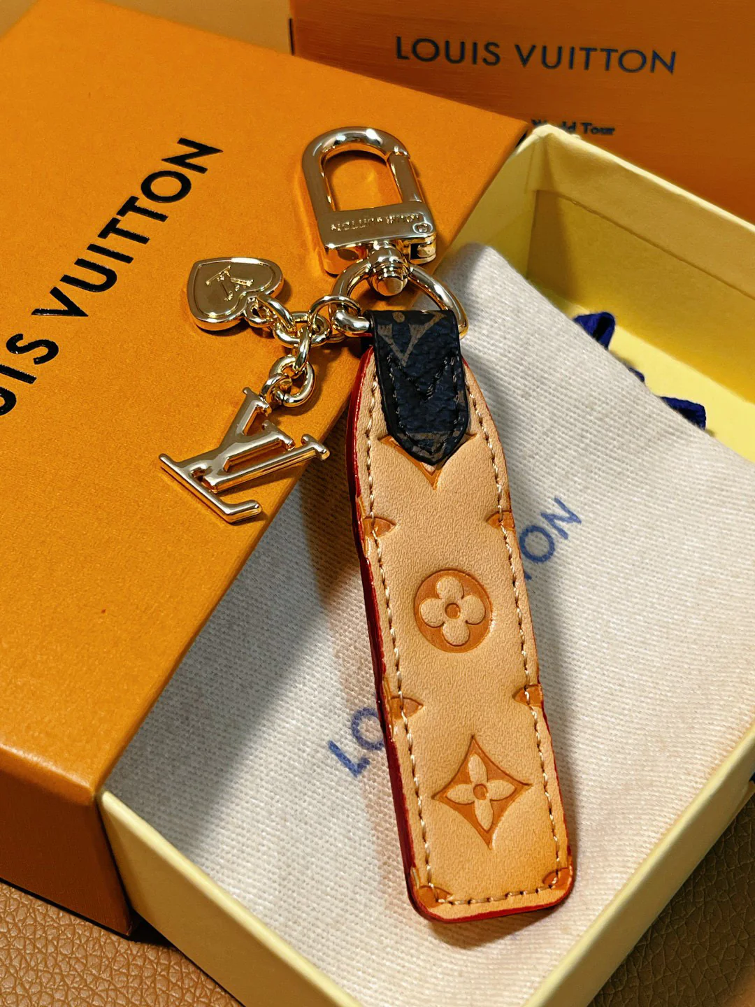 LVK102 Luxury designer Chromatic Keychain - ccjewelryacc