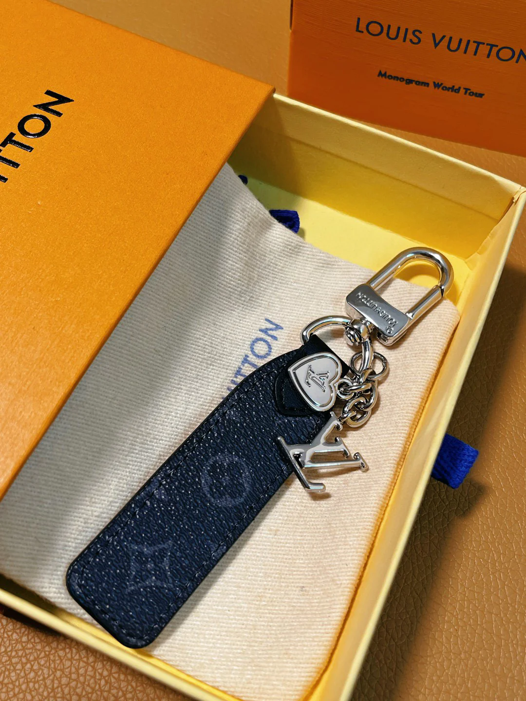 LVK102 Luxury designer Chromatic Keychain - ccjewelryacc