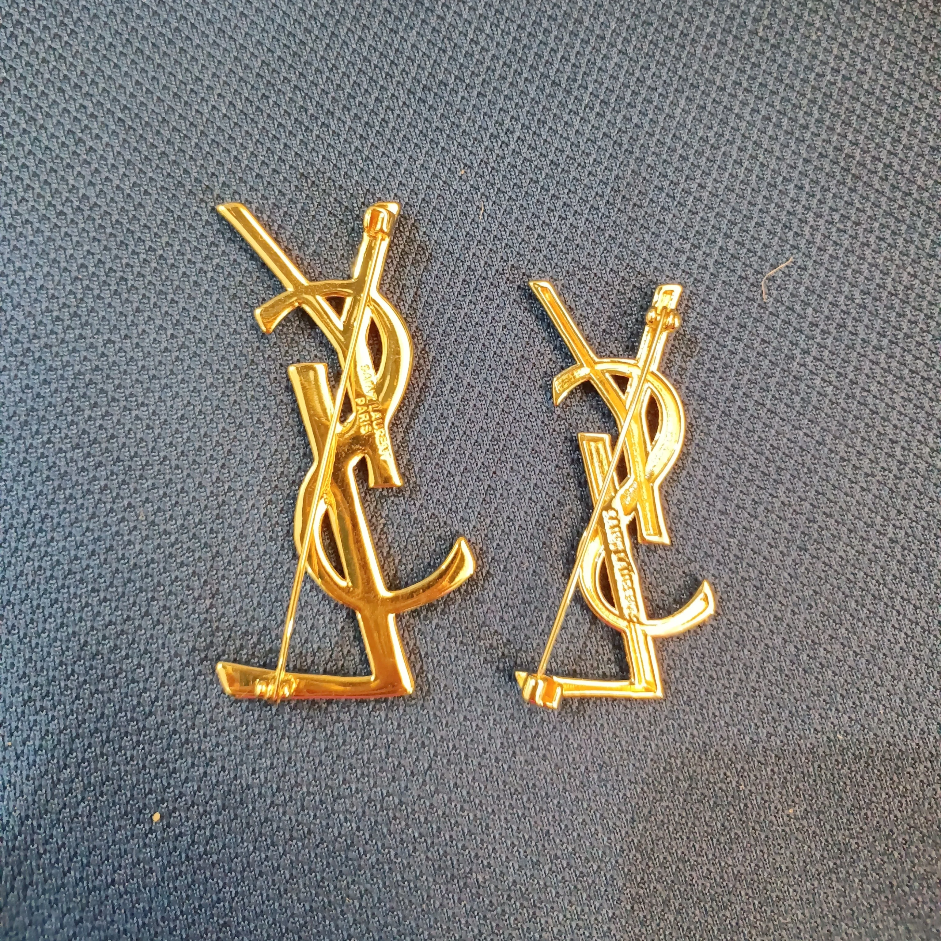 BYB034 Textured Y Logo Letter Brooch Gold - ccjewelryacc