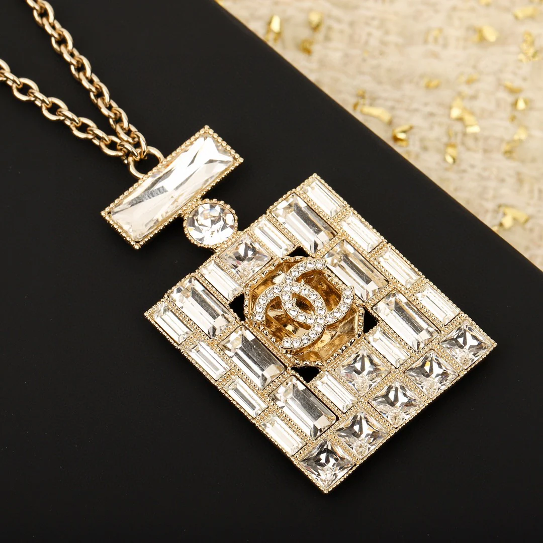 CCN050 Top CC Perfume bottle Pendant Necklace With Swarovski Crystal - ccfashionjewelry