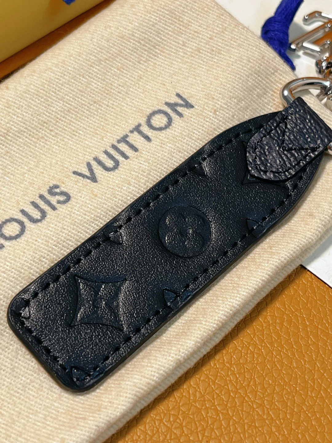 LVK102 Luxury designer Chromatic Keychain - ccjewelryacc