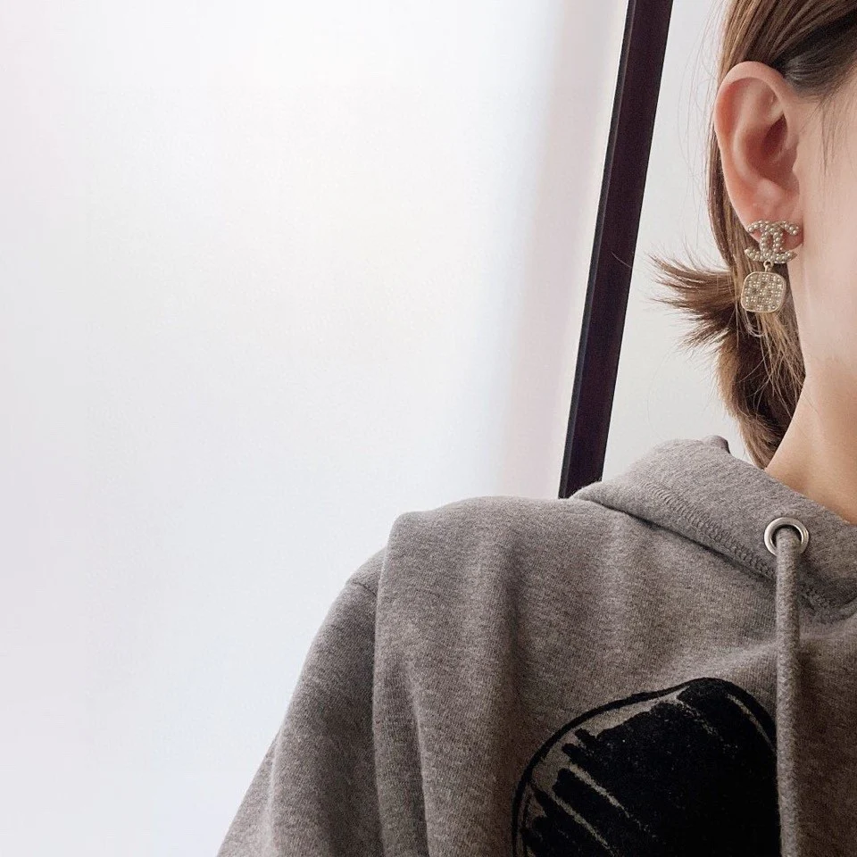 CCE338 Crystal and pearl lattice CC logo drop earring - ccjewelryacc