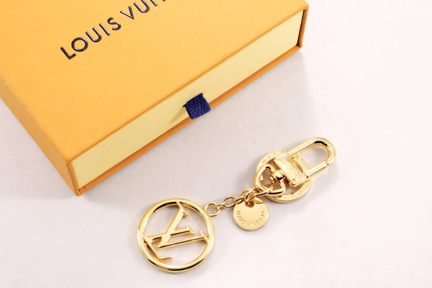 LVK071 Luxury designer Chromatic Keychain M68000 - ccjewelryacc