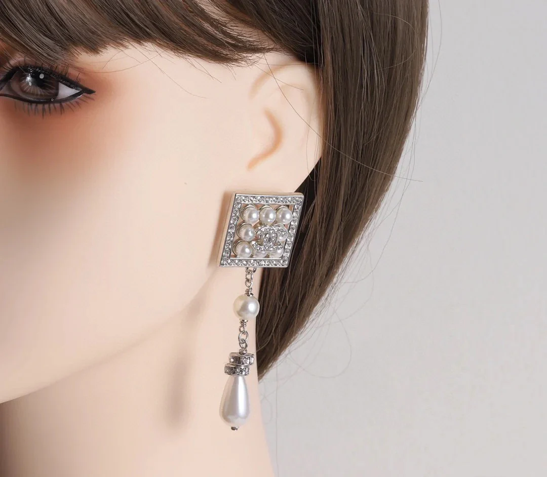 CCE698  Chanel 24 hollow square earrings - ccjewelryacc