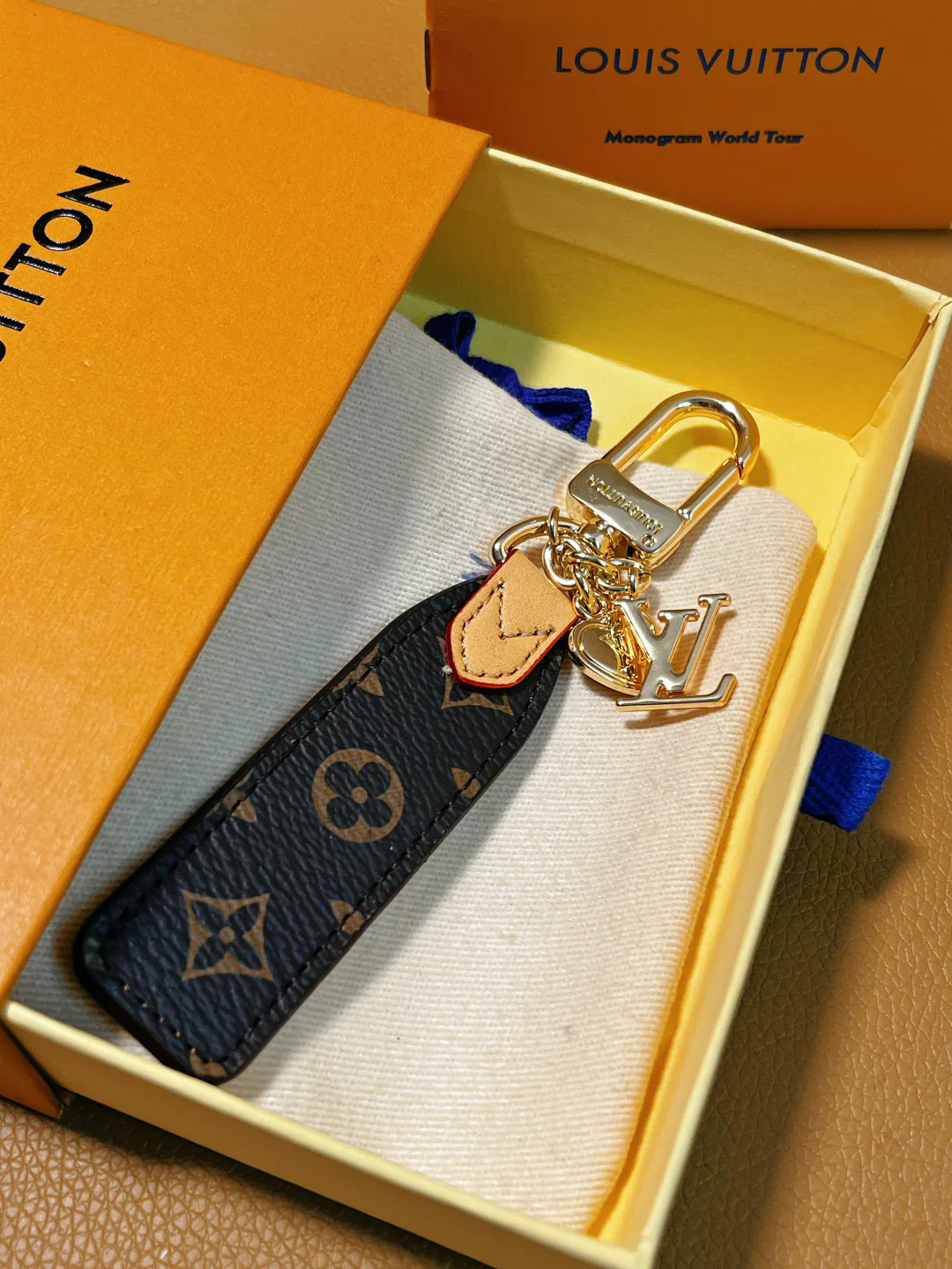 LVK102 Luxury designer Chromatic Keychain - ccjewelryacc