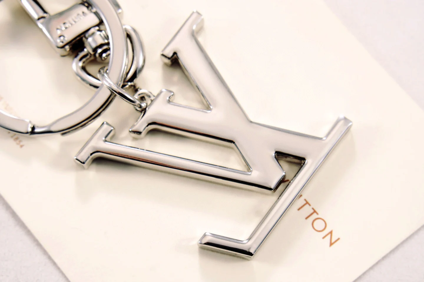 LVK072 Luxury designer Chromatic Keychain MP2819 - ccjewelryacc