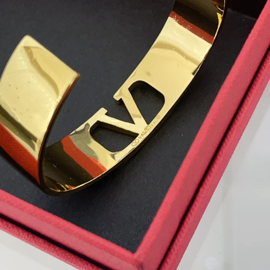 VTS002 Metal V logo bangle bracelet - ccjewelryacc