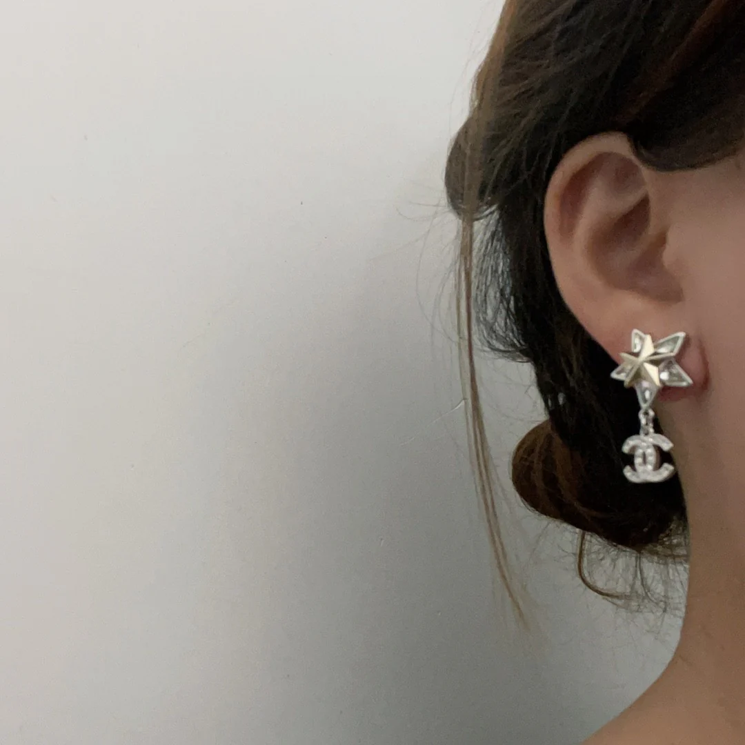 CCE108 Chanel silver crystal star earrings - ccjewelryacc