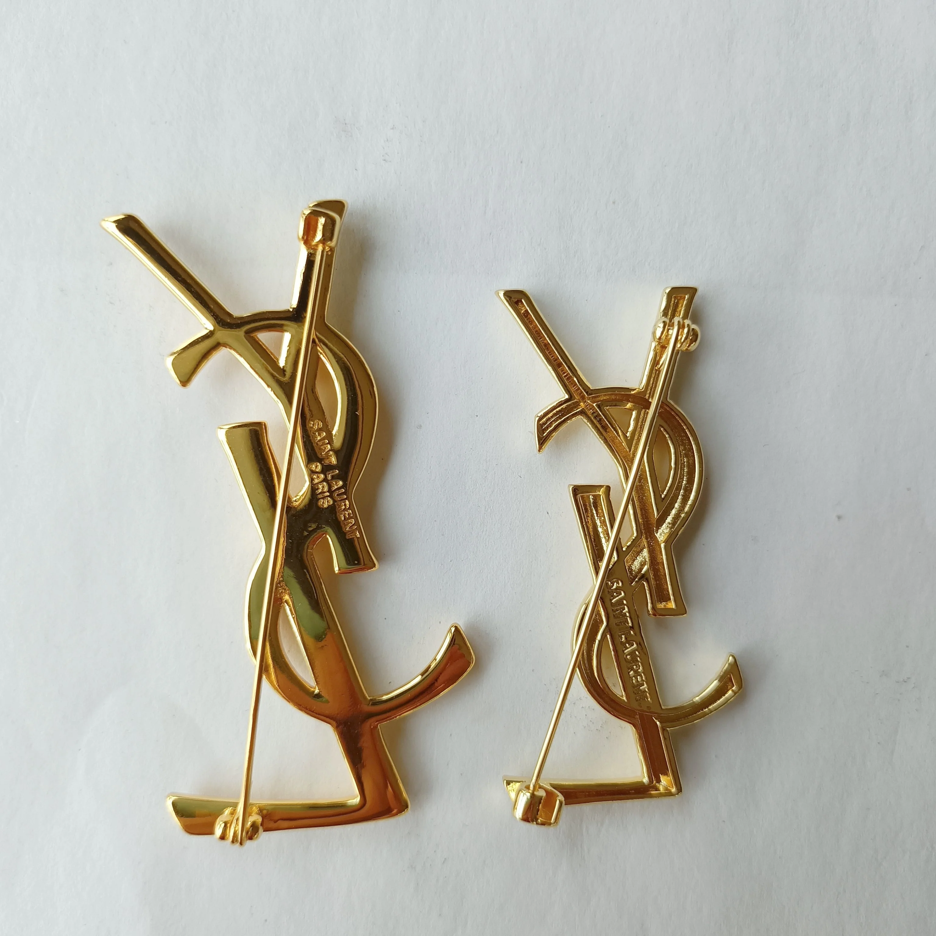 BYB034 Textured Y Logo Letter Brooch Gold - ccjewelryacc