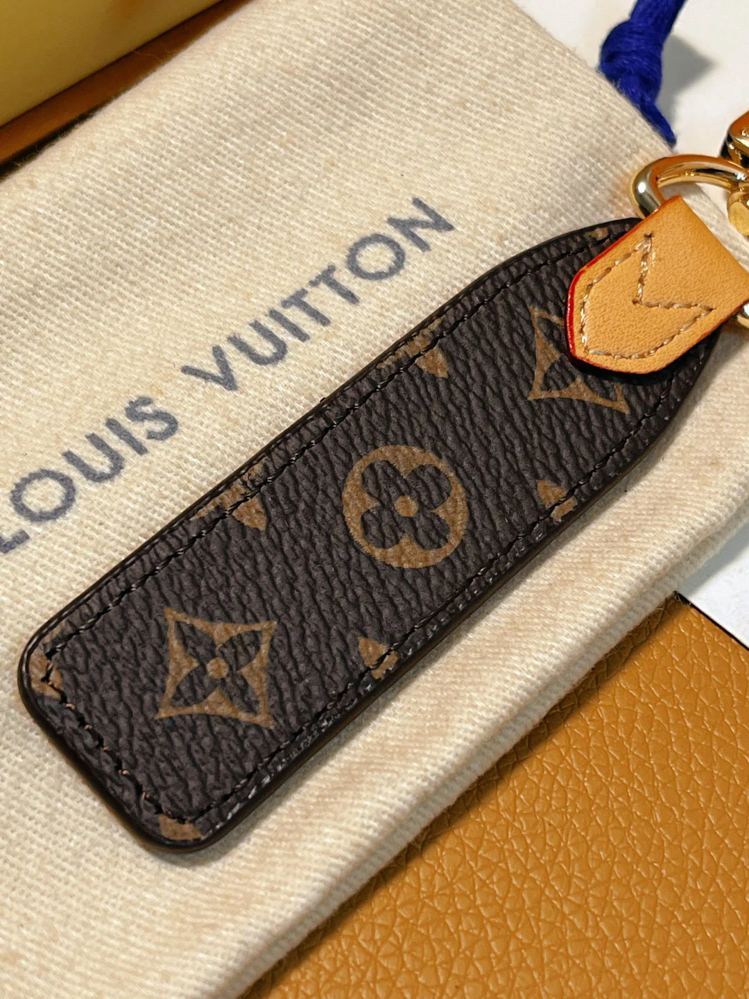 LVK102 Luxury designer Chromatic Keychain - ccjewelryacc