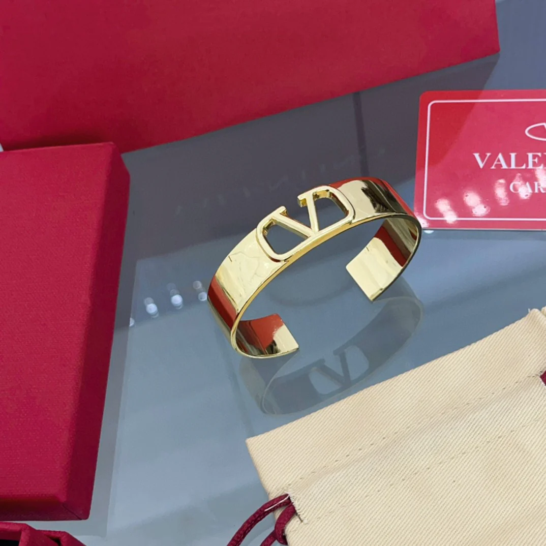 VTS002 Metal V logo bangle bracelet - ccjewelryacc