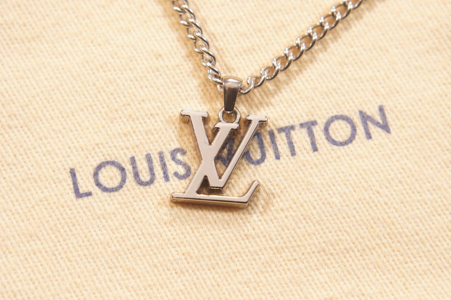 LVN056 LOUIS Flower Cut Necklace - ccjewelryacc