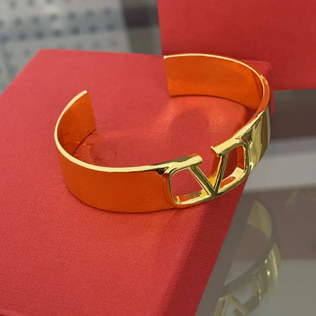 VTS002 Metal V logo bangle bracelet - ccjewelryacc